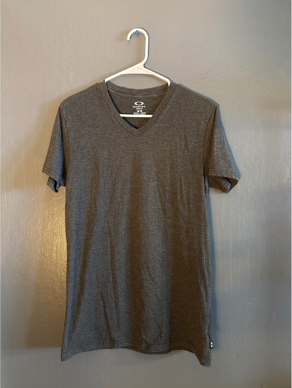 Oakley Hybrid Fit Men's Medium Gray V-Neck T-Shirt
